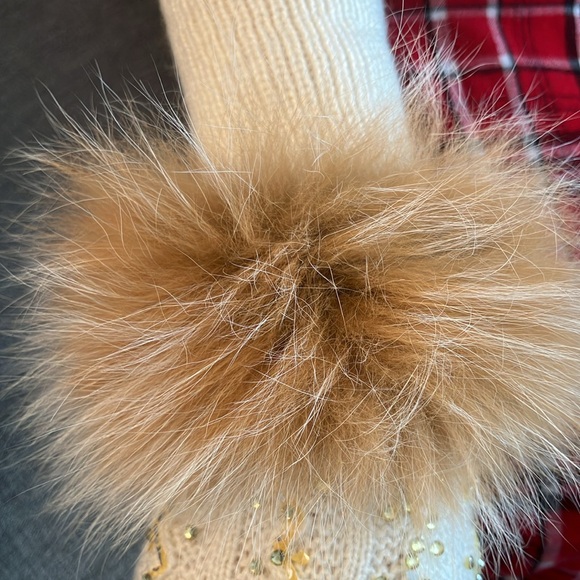 Ladies off white fingerless gloves with sequins & fox fur. - Picture 4 of 7